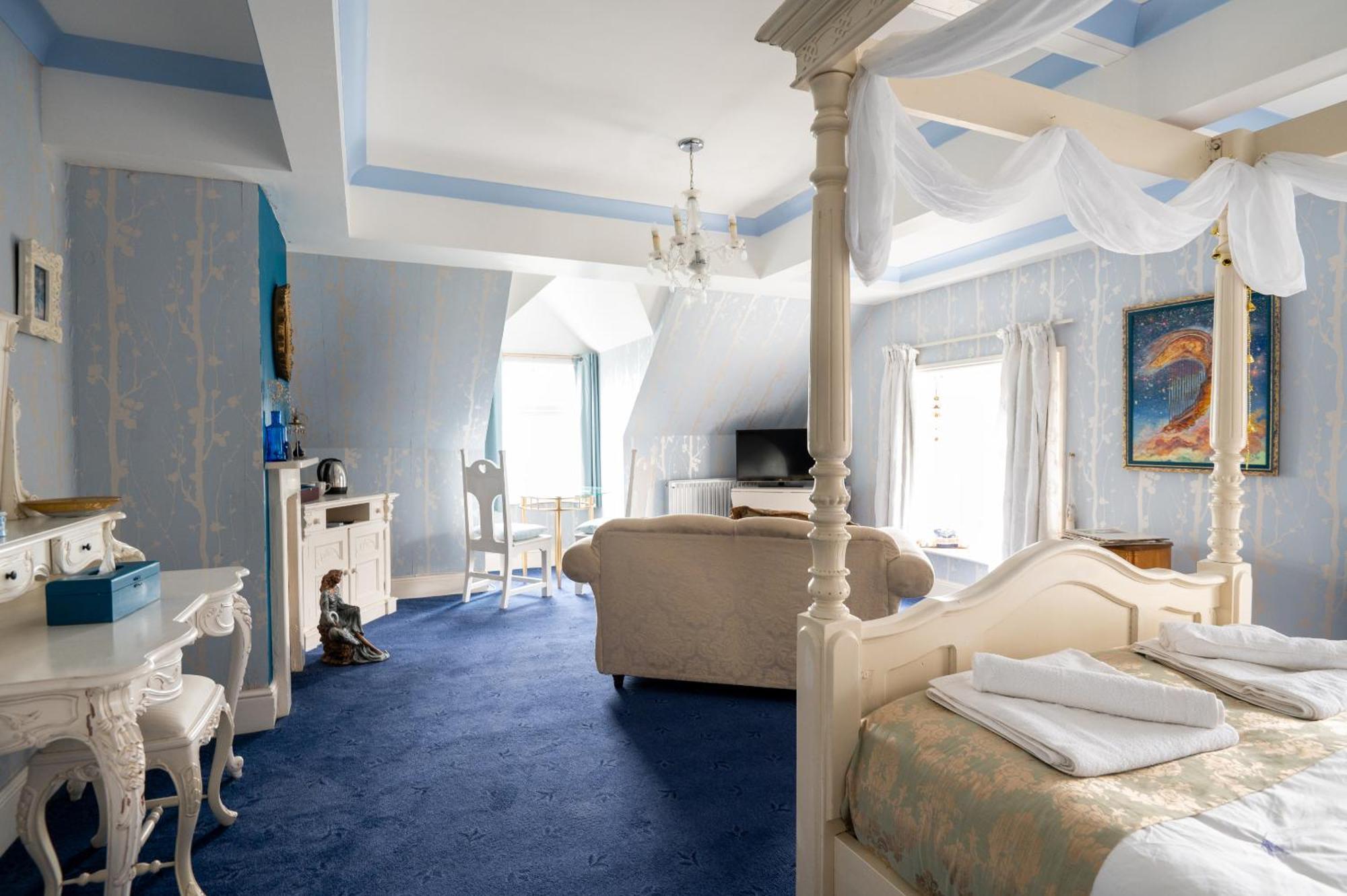 Enchanted Manor Niton Room photo